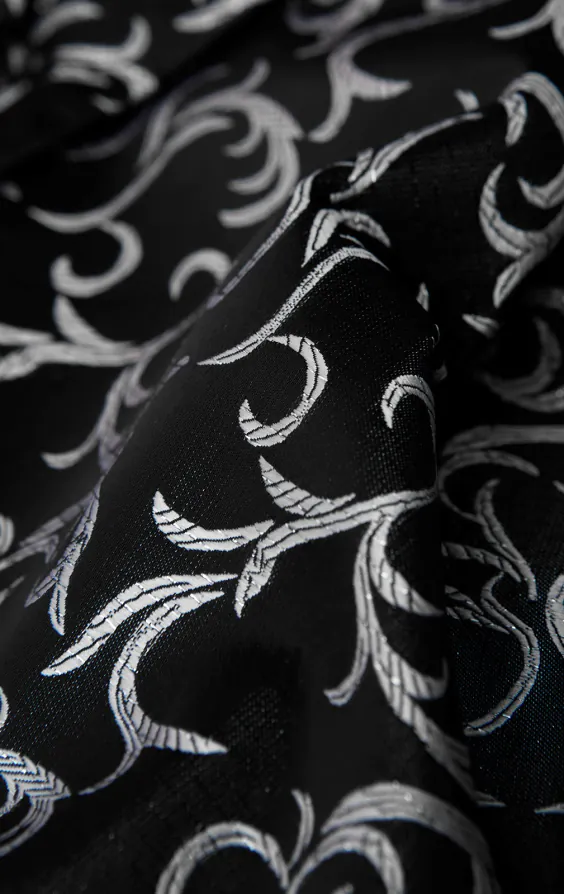 Schwarzes Plastron mit silbernem Wirbelmuster - photo 1