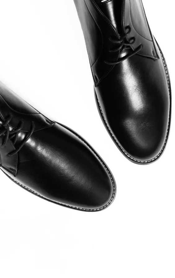 Schwarze Chukka Stiefel mit Spitze - photo 1