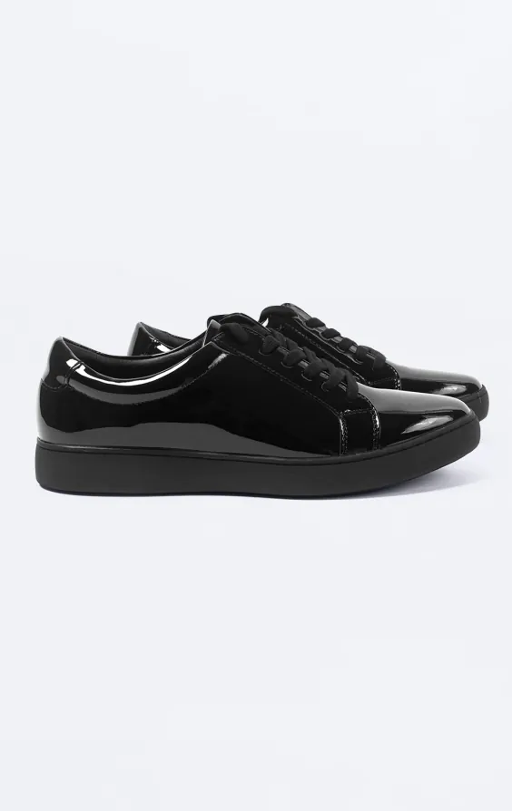 Schwarzer Lack Trainer