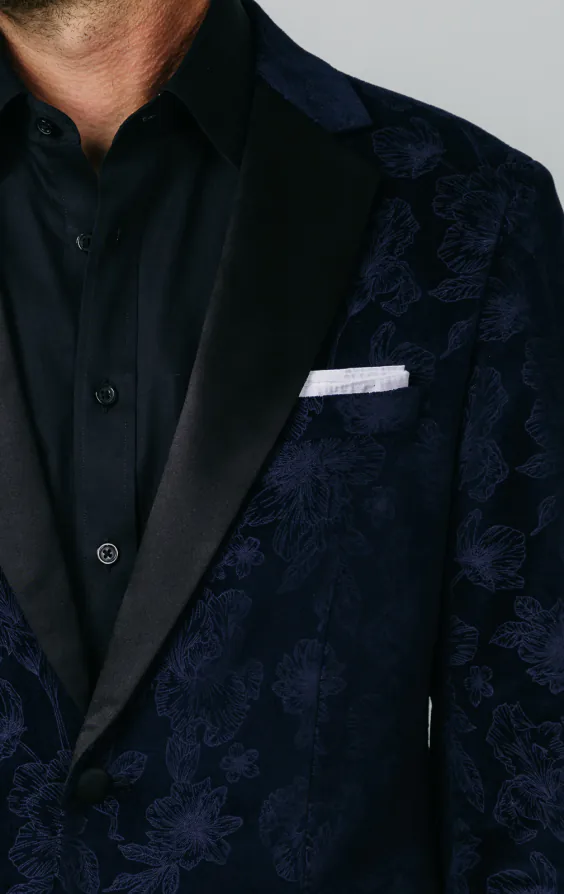 Marineblaue Jacquard-Samt-Smokingjacke mit Blumenmuster - photo 3 Marineblaue Jacquard-Samt-Smokingjacke mit Blumenmuster - photo 3