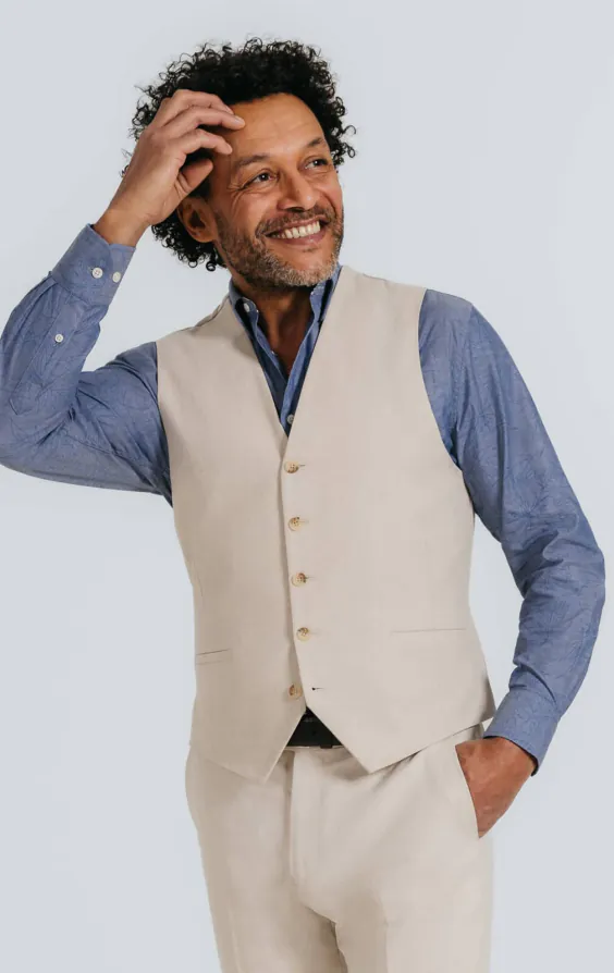 Haferflockenfarbene, zweireihige Anzug aus Leinen mit Fischgrätenmuster und steigendem Revers - photo 6