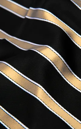 Schwarz Krawatte mit Goldstreifen