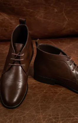 Dunkelbraune Chukka Stiefel mit Spitze