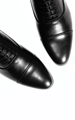 Schwarze schlichte Oxford-Schuhe mit Zehenkappe