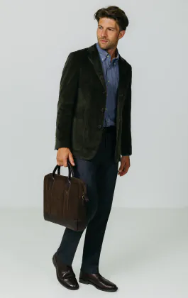 Grüne Cordjacke mit aufgesetzten Taschen