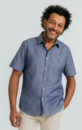 Blaues Kurzarmhemd mit Blumenmuster