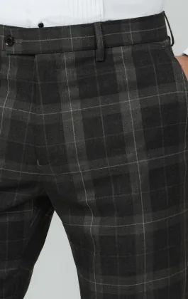 Graue Hose mit Schottenkaro